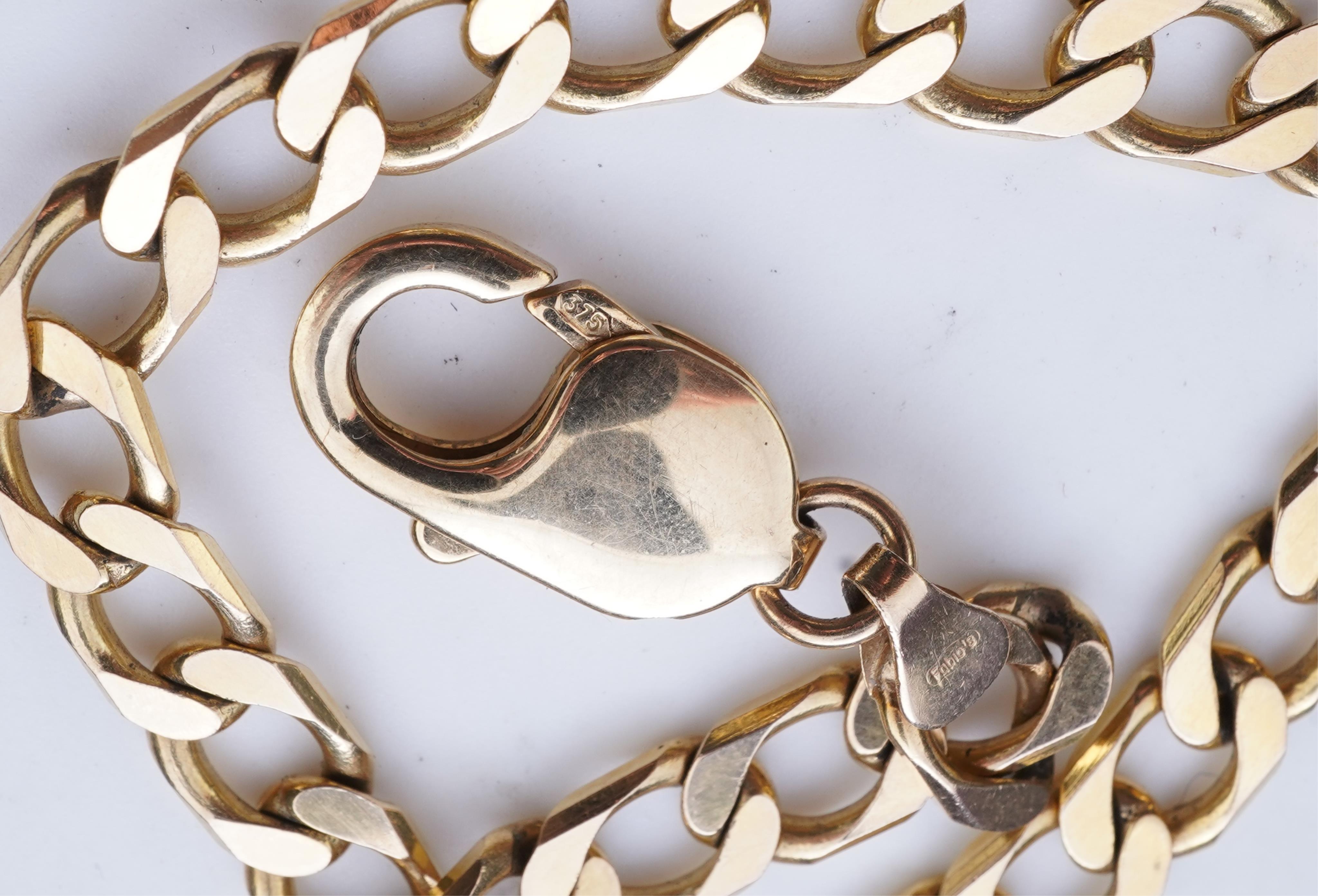 A gold chain necklace